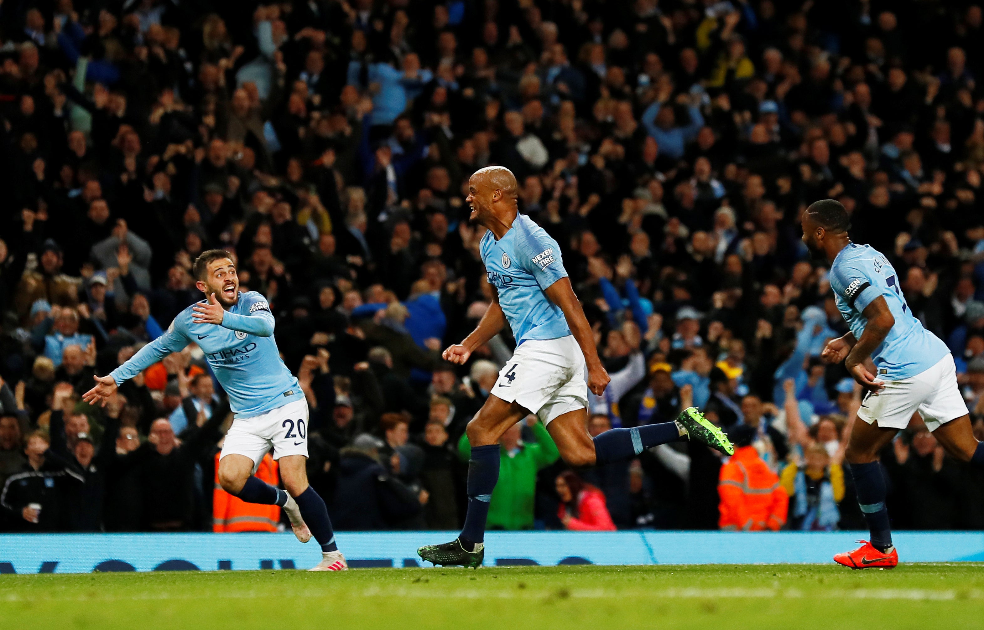 Un golazo de Kompany ante el Leicester acerca al Manchester City al título Un golazo de Kompany ante el Leicester acerca al Manchester City al título