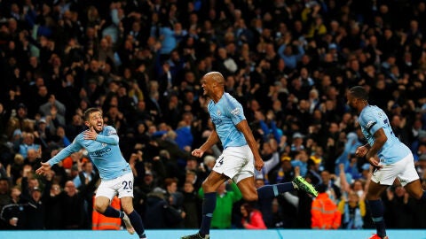 Kompany celebra su gol contra el Leicester