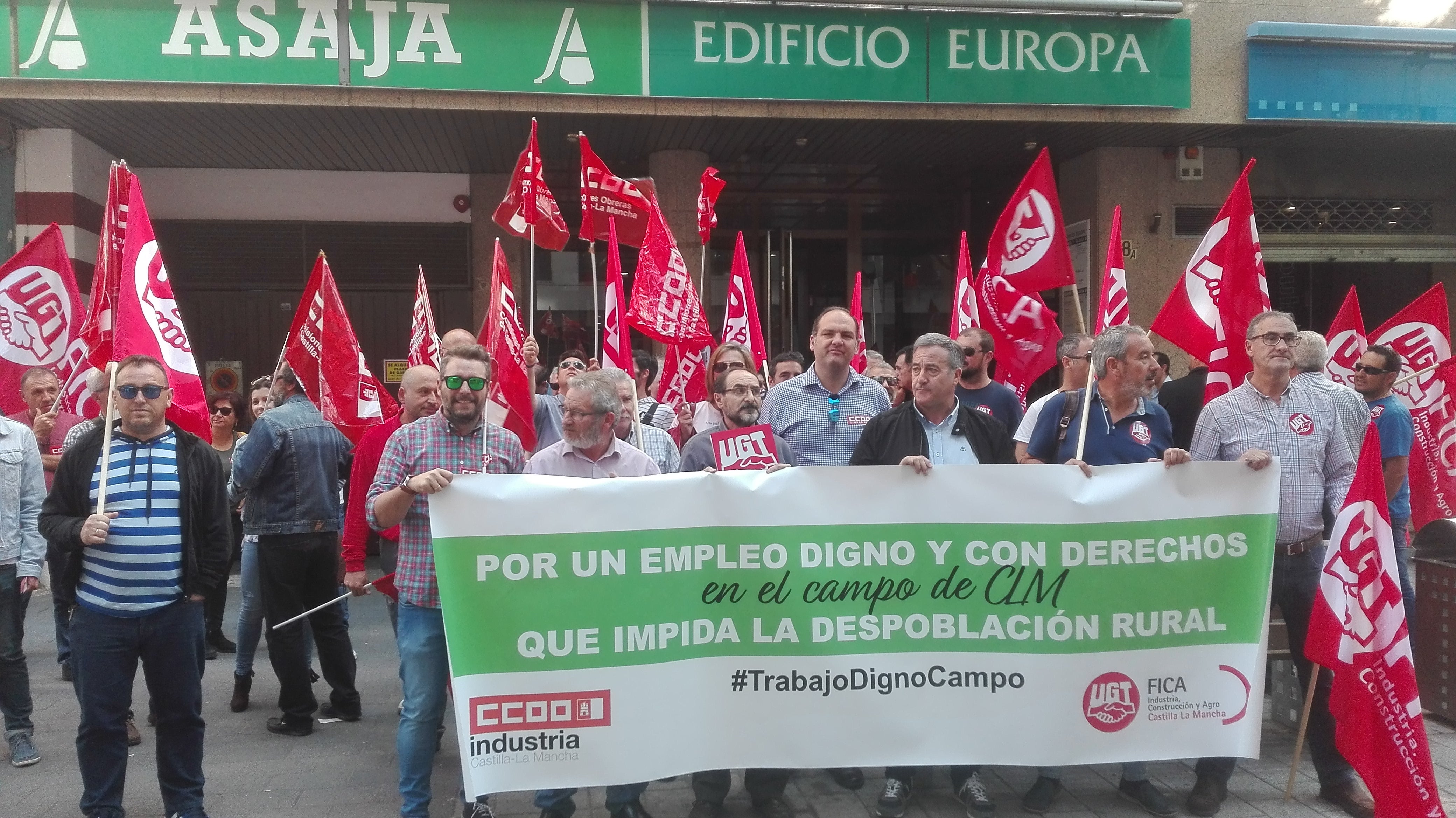 Los sindicatos piden a ASAJA que incremente el SMI del convenio del campo hasta los 900 euros Los sindicatos piden a ASAJA que incremente el SMI del convenio del campo hasta los 900 euros