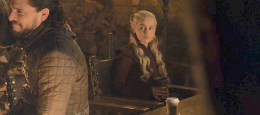 La escena en la que se puede observar un café de la compañía Starbucks. La escena en la que se puede observar un café de la compañía Starbucks.