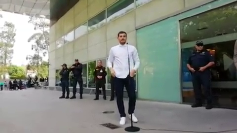 Iker Casillas agradece el apoyo al abandonar el hospital: "Muchas gracias a todos" Iker Casillas agradece el apoyo al abandonar el hospital: "Muchas gracias a todos"