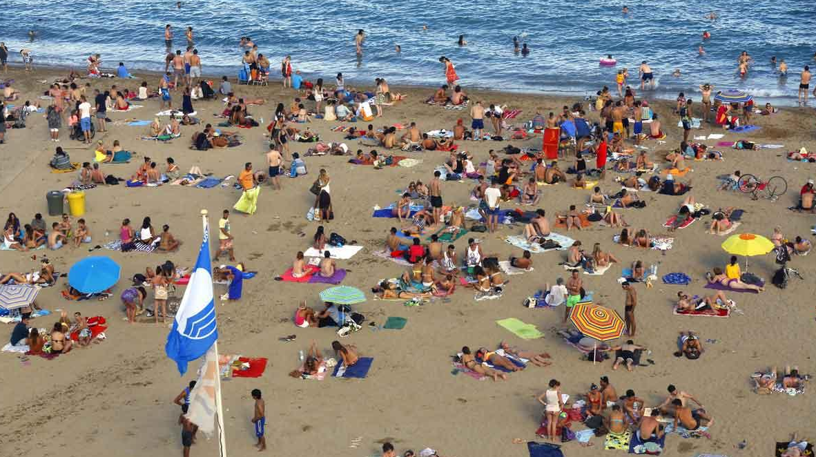 Isabel Oliver: "Somos número uno en banderas azules; este año ha habido menos pero ya se trabaja para que el año que viene se recuperen" Isabel Oliver: "Somos número uno en banderas azules; este año ha habido menos pero ya se trabaja para que el año que viene se recuperen"