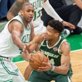 Giannis Antetokounmpo, en acción ante los Celtics