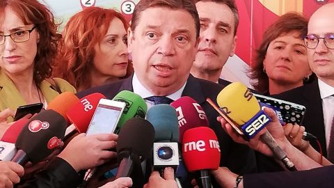 Luis Planas, atendiendo a los medios de comunicaci&oacute;n en FENAVIN