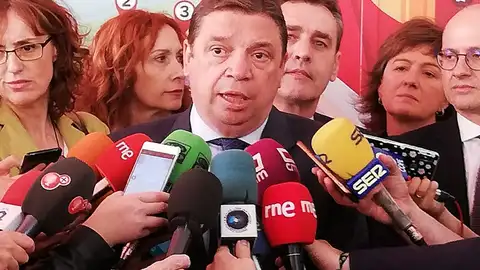 Luis Planas, atendiendo a los medios de comunicación en FENAVIN Luis Planas, atendiendo a los medios de comunicación en FENAVIN