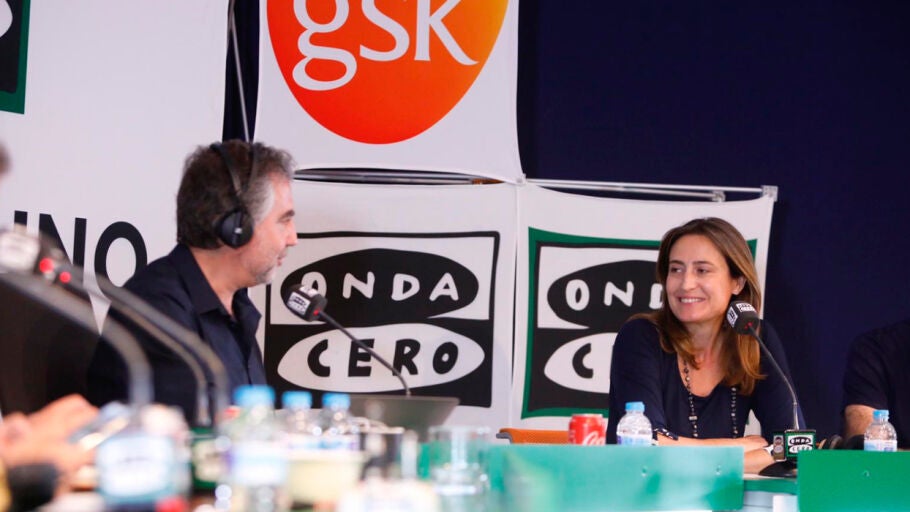 Carlos Alsina con la presidenta de GSK Espa&ntilde;a, Cristina Henr&iacute;quez de Luna