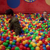 El mítico ¡Zas en toda la boca! de Sheldon a Leonard en la piscina de bolas