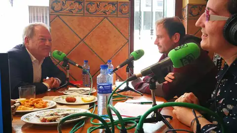 "Una sidra con..." Aurelio Martín, cabeza de lista electoral de IU Gijón En la Sidrería Casa Fede