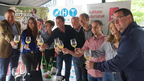 Tiempo de terrazas, tiempo de Euskal Sagardoa Tiempo de terrazas, tiempo de Euskal Sagardoa