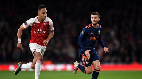 Aubameyang y Jose Luis Gaya, en el duelo de ida en Londres