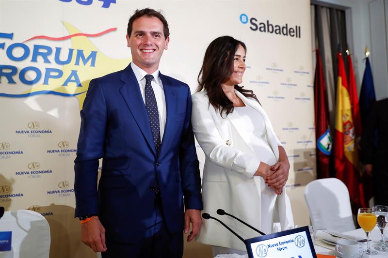Rivera mantiene el 'no' a Sánchez y pide a Casado que deje de obsesionarse con Ciudadanos Rivera mantiene el 'no' a Sánchez y pide a Casado que deje de obsesionarse con Ciudadanos