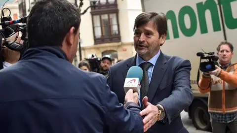 El abogado defensor llega a la Audiencia Provincial de Vizcaya para el juicio de la 'Manada' de Bilbao El abogado defensor llega a la Audiencia Provincial de Vizcaya para el juicio de la 'Manada' de Bilbao