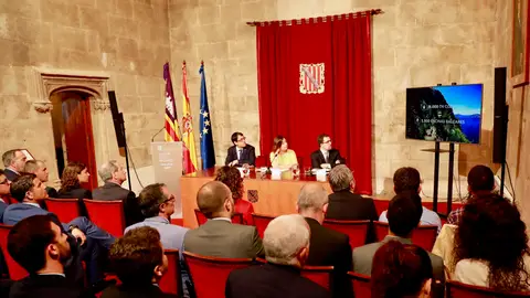 Autoridades del Ministerio de Industria y del Govern baelar Cemex