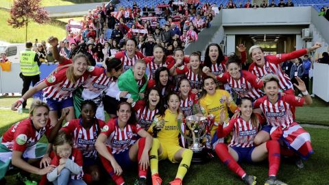 Las jugadoras del Atl&eacute;tico de Madrid femenino celebran el t&iacute;tulo