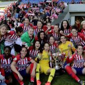 Las jugadoras del Atlético de Madrid femenino celebran el título