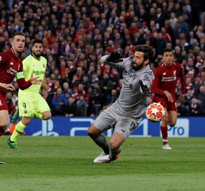 Alisson detiene un mano a mano contra Jordi Alba Alisson detiene un mano a mano contra Jordi Alba