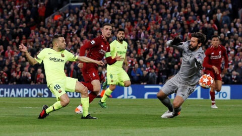 Alisson detiene un mano a mano contra Jordi Alba