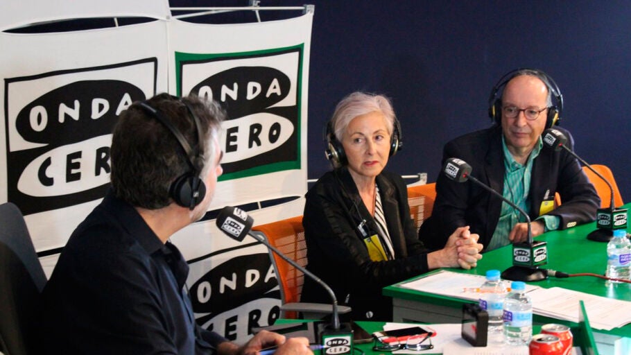 Carlos Alsina con la doctora Dolores Hern&aacute;ndez Fern&aacute;ndez de Rojas y el doctor Luis Manuel Entrenas Costa