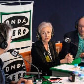 Carlos Alsina con la doctora Dolores Hernández Fernández de Rojas y el doctor Luis Manuel Entrenas Costa