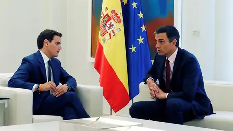 El presidente del Gobierno en funciones, Pedro Sánchez, y Albert Rivera en el Palacio de la Moncloa El presidente del Gobierno en funciones, Pedro Sánchez, y Albert Rivera en el Palacio de la Moncloa