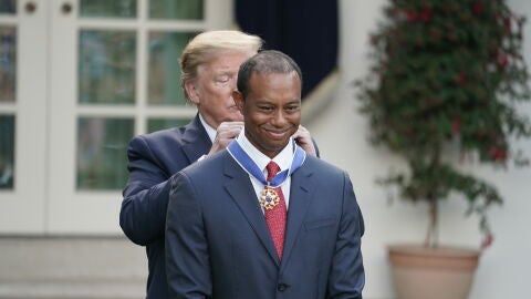 Donald Trump poni&eacute;ndole la medalla a Tiger