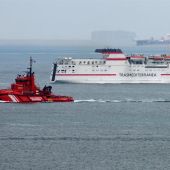 Dos barcos de Salvamento en las costas de Algeciras (Cádiz)