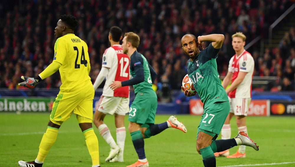 Lucas Moura celebra uno de sus goles contra el Ajax