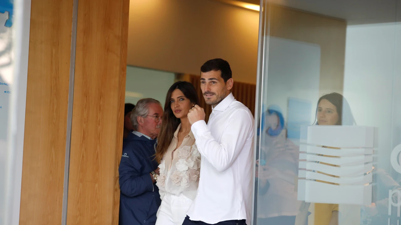 Casillas y Sara Carbonero a la salida del hospital