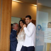 Casillas y Sara Carbonero a la salida del hospital