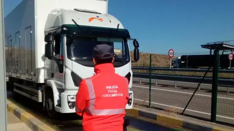 El conductor fue denunciado por la Policía Foral de Navarra El conductor fue denunciado por la Policía Foral de Navarra