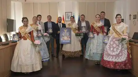 La Reina i les Dames junt amb l´alcalde Benlloch, resgidor de Festes i membres de la Junta de Festes. La cavalcada de festes esta prevista per al diumenge 12 de maig a les 16.00h de la vesprada.