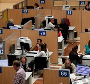 Imagen de archivo de una oficina de la Agencia Tributaria. Imagen de archivo de una oficina de la Agencia Tributaria.