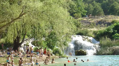 Visitantes bañándose en las Lagunas de Ruidera Visitantes bañándose en las Lagunas de Ruidera
