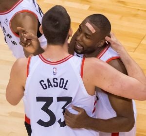 Marc Gasol y Serge Ibaka, en el partido ante los Sixers Marc Gasol y Serge Ibaka, en el partido ante los Sixers