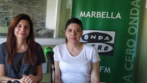 Los bomberos tienen que bajar a pulso las cuatro plantas de la vivienda de Benjam&iacute;n a la calle