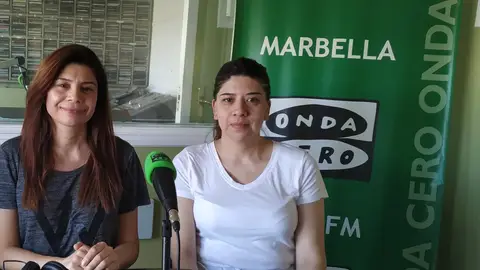 A la derecha Natalia, madre del pequeño Los bomberos tienen que bajar a pulso las cuatro plantas de la vivienda de Benjamín a la calle