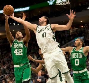 Mirotic tapona un lanzamiento de Al Horford Mirotic tapona un lanzamiento de Al Horford