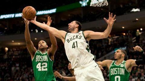 Mirotic tapona un lanzamiento de Al Horford