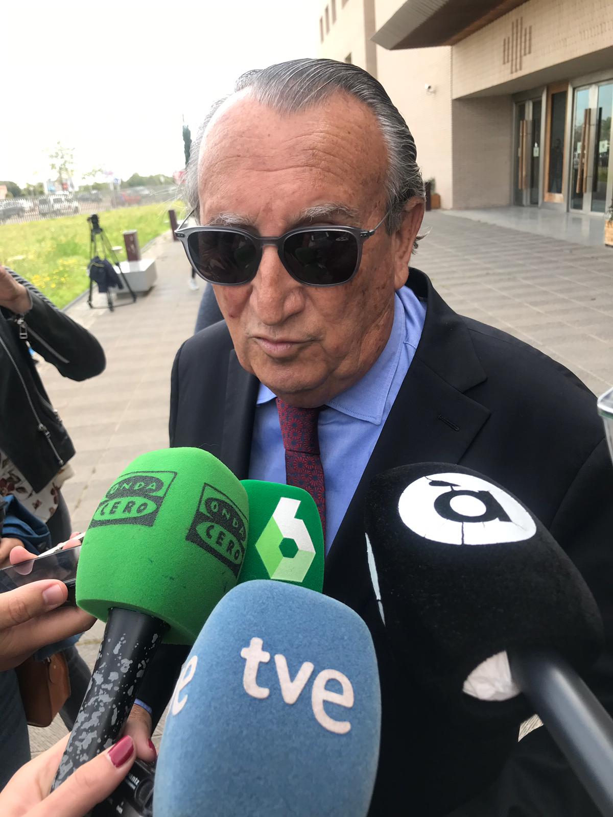 Carlos Fabra: "Se han llevado cuatro papeles, un disco duro y han estado cinco horas registrando mi casa" Carlos Fabra: "Se han llevado cuatro papeles, un disco duro y han estado cinco horas registrando mi casa"