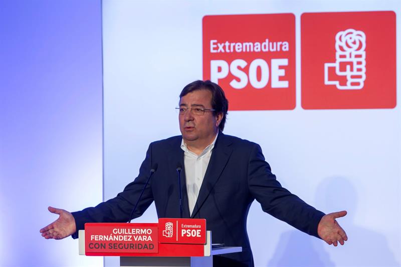 Fernández Vara califica de "obscenidad" que se pida la dimisión de Sánchez por los ERE Fernández Vara califica de "obscenidad" que se pida la dimisión de Sánchez por los ERE