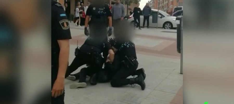 Investigan la actuación policial de agentes de Fuenlabrada por reducir a un joven magrebí con violencia Investigan la actuación policial de agentes de Fuenlabrada por reducir a un joven magrebí con violencia