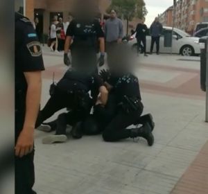 Investigan la actuación policial de agentes de Fuenlabrada por reducir a un joven magrebí con violencia Investigan la actuación policial de agentes de Fuenlabrada por reducir a un joven magrebí con violencia