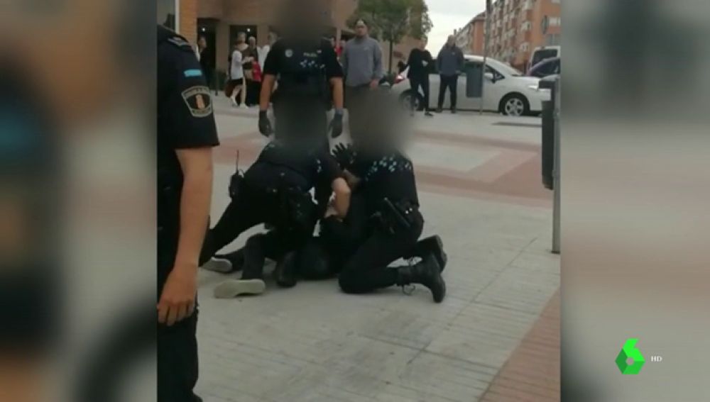 Investigan la actuación policial de agentes de Fuenlabrada por reducir a un joven magrebí con violencia
