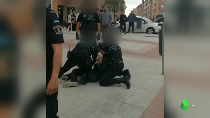 Denuncian un presunto "abuso racista" de agentes locales de Fuenlabrada a un joven marroquí de 19 años Denuncian un presunto "abuso racista" de agentes locales de Fuenlabrada a un joven marroquí de 19 años