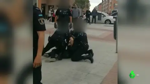 Investigan la actuación policial de agentes de Fuenlabrada por reducir a un joven magrebí con violencia Investigan la actuación policial de agentes de Fuenlabrada por reducir a un joven magrebí con violencia