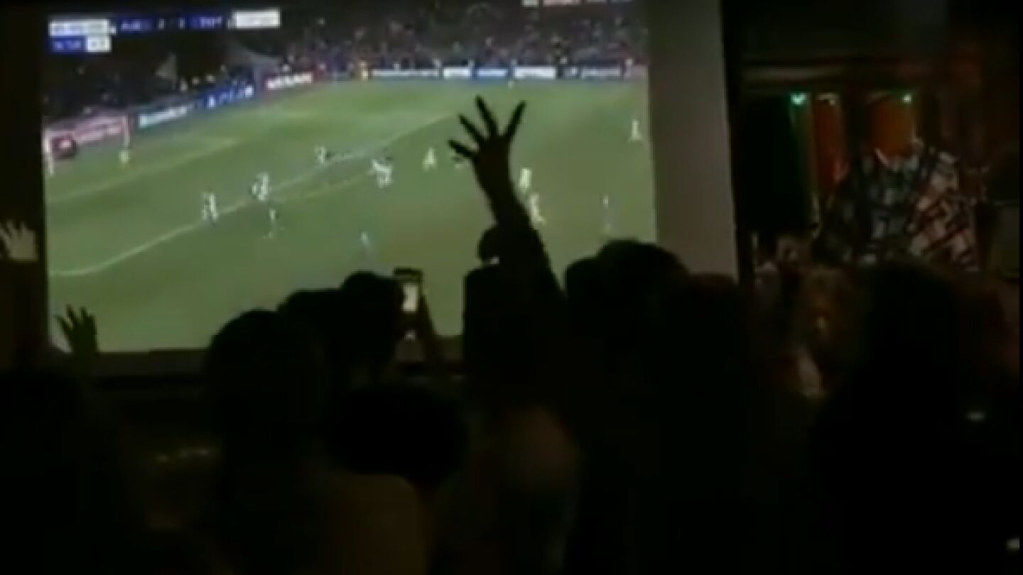 Fans del Ajax hacen la cuenta atr&aacute;s del partido contra el Tottenham