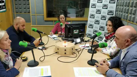 Cádiz en la Onda 9/5/2019 Tenemos tertulia, hablamos de vivienda y lo hacemos como siempre con representantes de los principales partidos políticos de la ciudad. Con David Navarro, número cinco en la lista por Adelante Cádiz, Rosa de la Flor número seis por el Partido Socialista, Carmen Sánchez, número cinco en la lista del Partido Popular y Eugenio Belgrano, número cuatro por Ciudadanos.