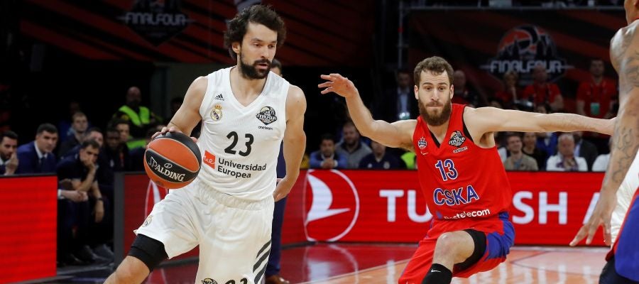 Llull bota el balón ante la defensa de Sergio Rodríguez Llull bota el balón ante la defensa de Sergio Rodríguez
