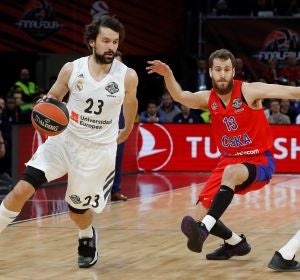 Llull bota el balón ante la defensa de Sergio Rodríguez Llull bota el balón ante la defensa de Sergio Rodríguez