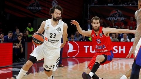 Llull bota el bal&oacute;n ante la defensa de Sergio Rodr&iacute;guez